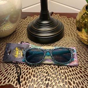 🌅 💚Sunglass and Pouch Set 🕶️💚